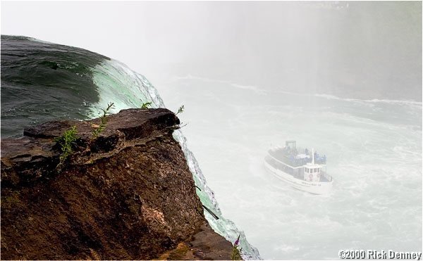 maidofthemistatthecanadianfalls2004.jpg